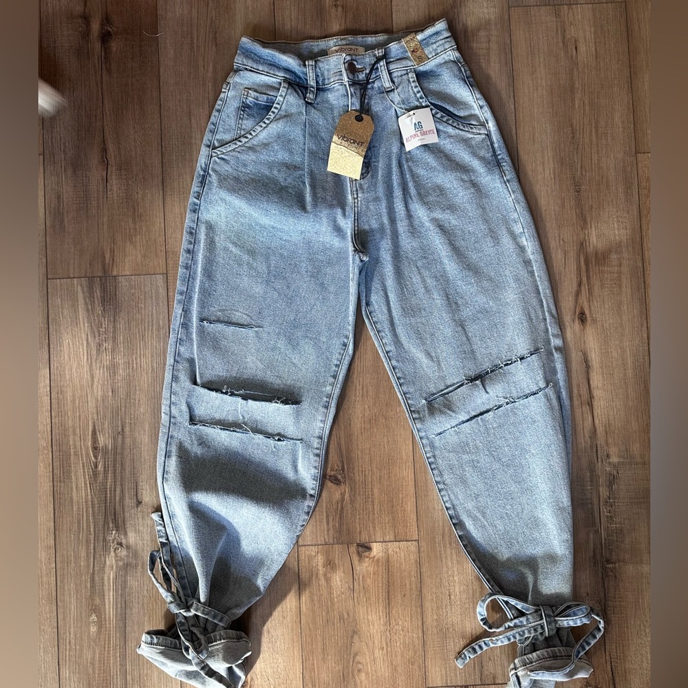 Vibrant brand jeans size small. New!